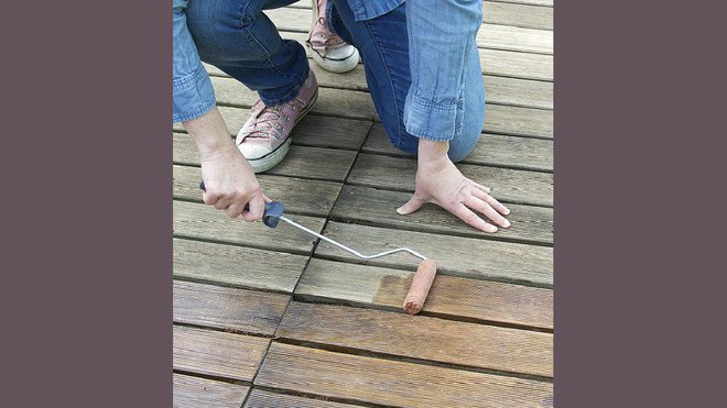 Etape 8 : pour davantage d’uniformité, passez ensuite le produit au rouleau à peinture à poils courts sur les lattes de bois.