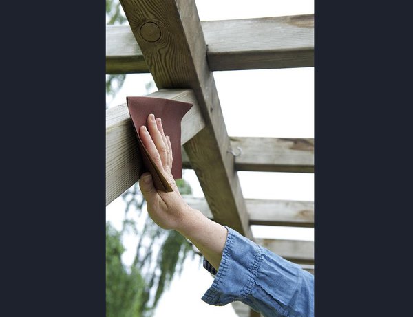 Etape 2 : à l’aide du papier de verre, égrenez votre pergola afin d’obtenir un bois lisse, sans aspérité.
