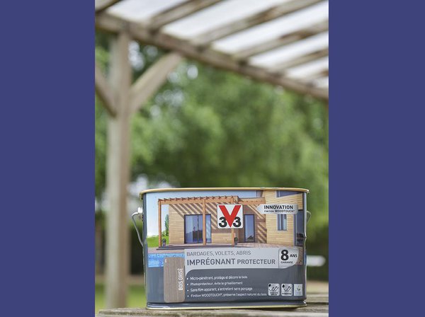 Le produit V33 Imprégnant Protecteur 8 ans, est idéal pour les surfaces extérieures fortement exposées aux nuisances de la nature. Disponible en 9 teintes, et en pot de 1 litre à 5 litres.