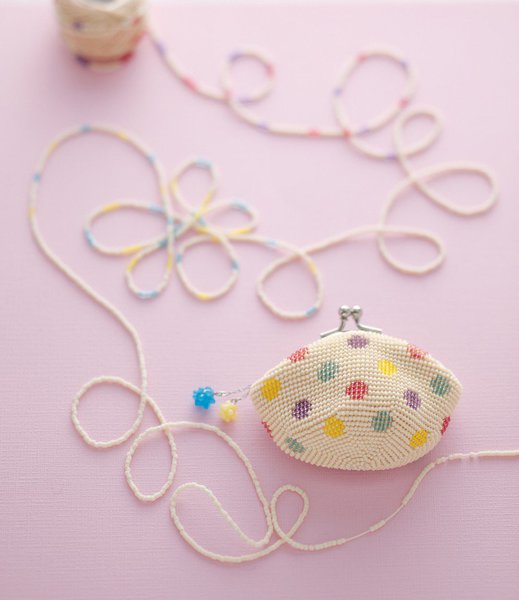 Pochette en coton perlé, rehaussé de perles formant des pois multicolores.