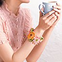 Bracelet de fleurs au crochet très girly enroulé délicatement autour du poignet!