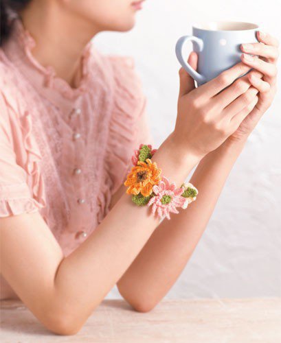 Bracelet de fleurs au crochet très girly enroulé délicatement autour du poignet!