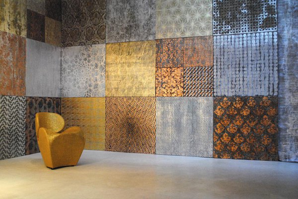 Cette mise en scène signée Nicolas Galtier rend aux matières nobles que sont les feuilles d’or et d’argent. Subtilement utilisées, elles laissent la porte ouverte à la méditation.