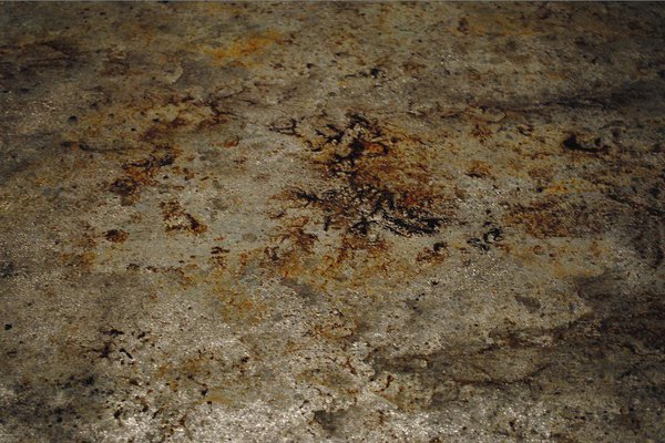 C’est avec des toiles montées sur châssis, tendues sur panneaux coulissants ou collées directement aux murs que Nicolas Galtier s’illustre dans la décoration d’intérieur de qualité.