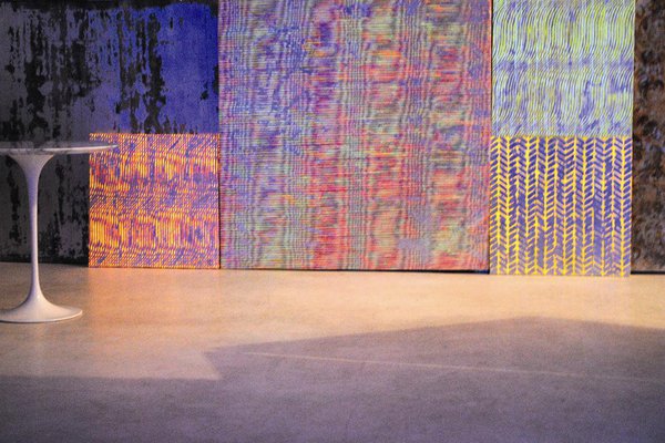 Ce sont sur des toiles de lin que Nicolas Galtier trouve l’inspiration. Les feuilles d’or élèvent ses créations au rang d’œuvres d’exception. Cet artiste au talent indéniable laisse aller son imagination dans ses ateliers français et italien.