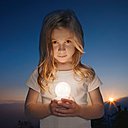 Energivores, les ampoules à incandescence sont désormais interdites en France depuis le 1er septembre 2012 et ont laissé place à de nouvelles générations d’ampoules performantes et maintenant esthétiques.