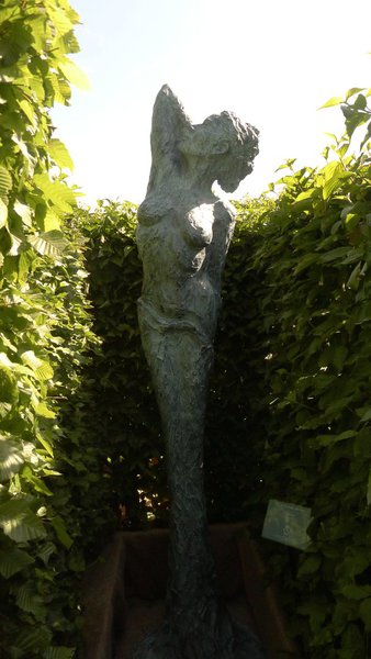 Sculpture de Jean-Marc de Pas au labyrinthe des sculptures de Jardins Jardin 205.