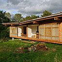 La compacité et la petite taille de la maison sont les premiers critères de réduction de son empreinte écologique. Les châssis en mélèze coulissent et se déplacent latéralement en glissant sur les façades opaques à la façon des habitations traditionnelles japonaises. La toiture est dessinée et dimensionnée pour récupérer les eaux de pluie dans une citerne de 15.000 litres. Elle peut aussi recevoir le panneau thermique du chauffe-eau solaire. La compacité et la petite taille de la maison sont les premiers critères de réduction de son empreinte écologique. Les châssis en mélèze coulissent et se déplacent latéralement en glissant sur les façades opaques à la façon des habitations traditionnelles japonaises. La toiture est dessinée et dimensionnée pour récupérer les eaux de pluie dans une citerne de 15.000 litres. Elle peut aussi recevoir le panneau thermique du chauffe-eau solaire.