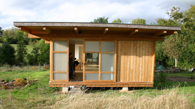 Les murs pignons sont aussi percés par des panneaux coulissants. Tous les usages de la maison sont condensés dans une petite surface, et profitent d'un dispositif d'ouverture extrêmement généreux ; l'enjeu étant la perception aiguë de l'environnement, plutôt que le nombre de mètres carrés habitables.