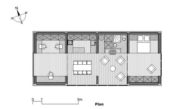 L’intérieur est composé de quatre pièces et modules de mêmes surfaces. Les deux volumes centraux, séparés seulement par un pan de mur, sont en communication directe. Les espaces latéraux peuvent être cloisonnés par des portes coulissantes dans des rails, en fonction des besoins et des moments de la journée. D’un côté de la pièce à vivre, un bureau et de l’autre une chambre.