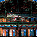 La décoration des chalets suisse reste parfois traditionnelle ou bien surprend par son originalité. Il  n’est pas rare d’apercevoir des peintures et fresques sur les devantures des chalets. Un travail précis et harmonieux qui égaie le paysage d’un seul coup de pinceau.