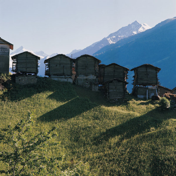 Les anciens chalets servant de lieux de stockage disposent d’une vue imprenable sur les montagnes. Ces chalets sont également appelés « raccards ».