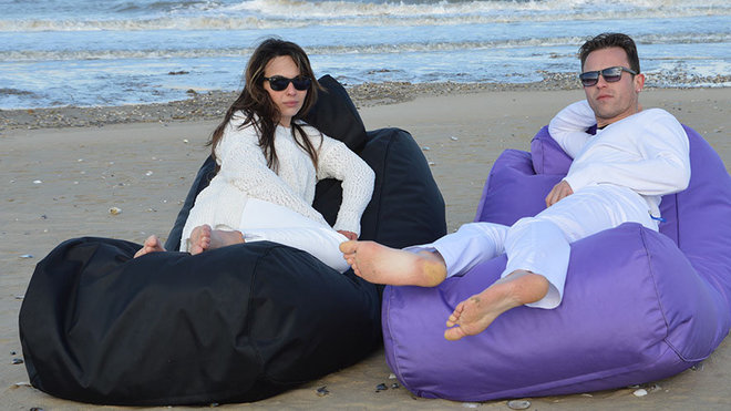 Les fauteuils BigBanana couleurs noir obscur et ultra violet. IParfaits pour se relaxer un moment face à l’océan.