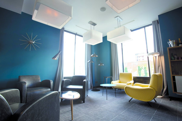 Grâce à des jeux de lumières et des éclairages bien pensés, le bar du Platine Hôtel offre à ses clients un espace convivial et intime pour passer du bon temps en famille ou entre amis.