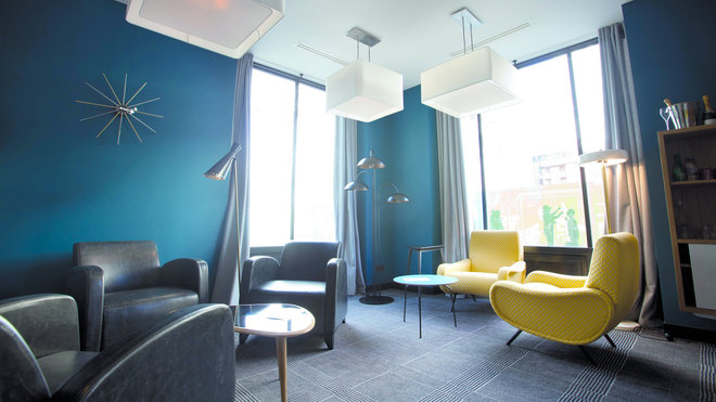 Grâce à des jeux de lumières et des éclairages bien pensés, le bar du Platine Hôtel offre à ses clients un espace convivial et intime pour passer du bon temps en famille ou entre amis. Grâce à des jeux de lumières et des éclairages bien pensés, le bar du Platine Hôtel offre à ses clients un espace convivial et intime pour passer du bon temps en famille ou entre amis.