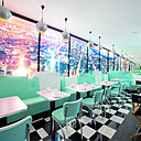 Prenez un petit-déjeuner comme si vous étiez aux Etats-Unis grâce à la salle à manger spécialement conçue pour l’occasion. Un véritable voyage outre-Atlantique coloré.