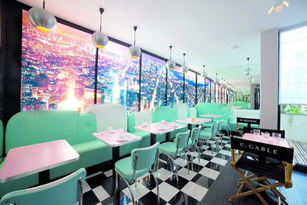 Prenez un petit-déjeuner comme si vous étiez aux Etats-Unis grâce à la salle à manger spécialement conçue pour l’occasion. Un véritable voyage outre-Atlantique coloré.