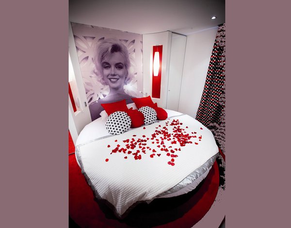 Voici le lit rond, pour une atmosphère détente et cocooning. De quoi passer un bon séjour, dans un confort absolu.