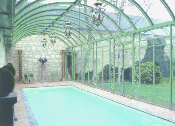 Couverture arrondie de piscine signée Lucien Longueville.