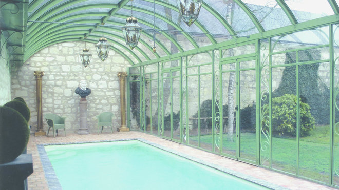 Couverture arrondie de piscine signée Lucien Longueville.