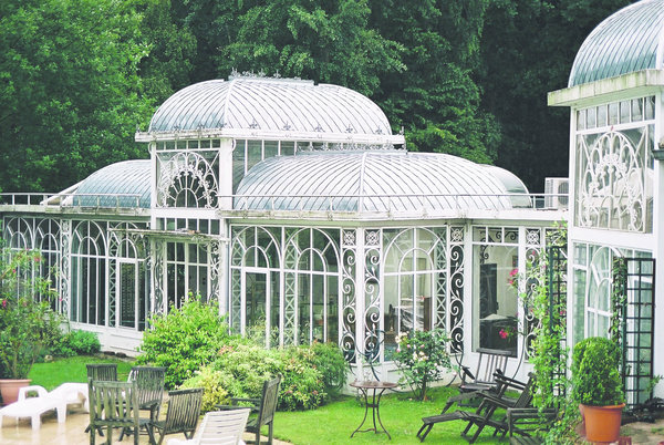 Les jardins d’hiver en ferronnerie fascinent tant par leur élégance que par la complexité et la précision du travail mené.