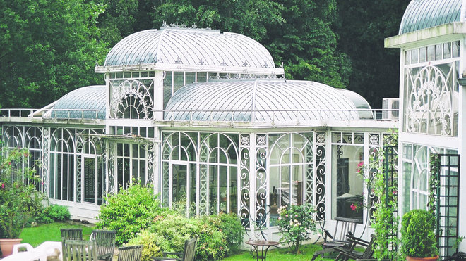 Les jardins d’hiver en ferronnerie fascinent tant par leur élégance que par la complexité et la précision du travail mené.