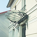 Une marquise en fer forgée habillera élégamment votre seuil de porte. La qualité des matériaux utilisés vous garantira un effet décoratif et pratique sans précédent.