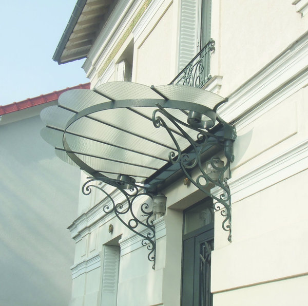 Une marquise en fer forgée habillera élégamment votre seuil de porte. La qualité des matériaux utilisés vous garantira un effet décoratif et pratique sans précédent.