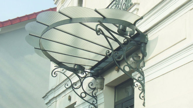 Une marquise en fer forgée habillera élégamment votre seuil de porte. La qualité des matériaux utilisés vous garantira un effet décoratif et pratique sans précédent.