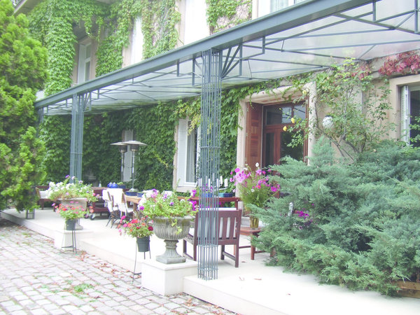 L’entreprise traditionnelle et familiale s’adapte à la modernité actuelle en créant de façon artisanale, des pergolas design et contemporaines.