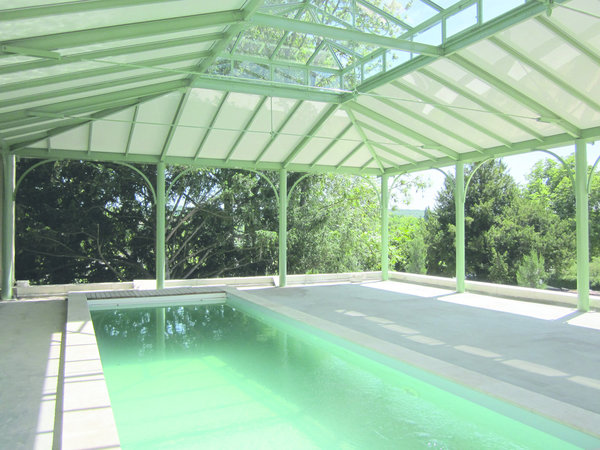 La pergola pour piscine est un joli compromis entre la pergola traditionnelle et la véranda fermée. Dotée d’une vitre au plafond, elle laisse passer la chaleur, mais aussi la lumière.