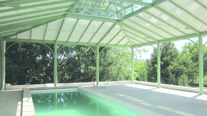 La pergola pour piscine est un joli compromis entre la pergola traditionnelle et la véranda fermée. Dotée d’une vitre au plafond, elle laisse passer la chaleur, mais aussi la lumière.