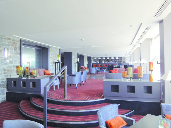 L’hôtel comprend deux bars, dont l’un est dédié à la diététique. Vous pourrez donc y déguster de succulents smoothies tout en contemplant l’océan.