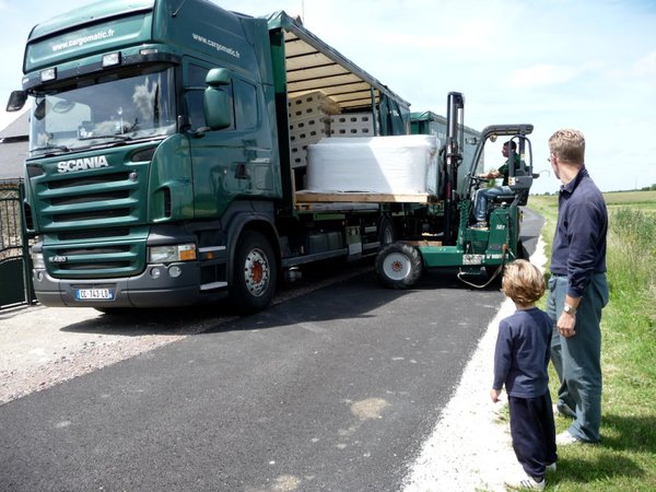 Etape 1 : livraison du spa. Le transporteur décharge le spa avec un chariot, ensuite il apporte le spa qui est sur palette au plus près de l’endroit souhaité.