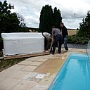 Etape 3 : phase d’installation du spa à l’endroit souhaité. Enlever le spa de la palette, avec plusieurs personnes le soulever puis le déposer à l’endroit souhaité.