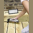 Etape 1 : mesurez la surface que vous souhaitez découper pour encastrer l’éclairage, en vous assurant que vous allez éviter tout matériel susceptible de se trouver derrière cette zone. Notez que tout bois traité sous pression (comme dans notre exemple) peut s’avérer plus difficile à couper. Notez également que la profondeur maximale de coupe facilement réalisable avec cette application est de 2 cm. Important : veillez à installer votre éclairage à une distance minimale de 1 mètre de toute source d’eau.