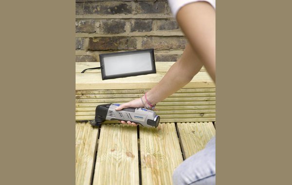 Etape 1 : mesurez la surface que vous souhaitez découper pour encastrer l’éclairage, en vous assurant que vous allez éviter tout matériel susceptible de se trouver derrière cette zone. Notez que tout bois traité sous pression (comme dans notre exemple) peut s’avérer plus difficile à couper. Notez également que la profondeur maximale de coupe facilement réalisable avec cette application est de 2 cm. Important : veillez à installer votre éclairage à une distance minimale de 1 mètre de toute source d’eau.