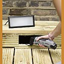 Etape 3 : lorsque vous avez découpé l’orifice pour l’encastrement de votre éclairage, poncez les parties irrégulières au moyen du Multi-Max avec le plateau de ponçage à fixation auto-agrippante MM14 et l’abrasif pour bois MM70. Introduisez le câblage dans l’orifice et encastrez votre nouvel éclairage solidement en position.  Conseil : lorsque tous vos luminaires sont en position, veuillez consulter les instructions du fabricant de luminaires et suivre ses conseils en matière d’installation électrique.