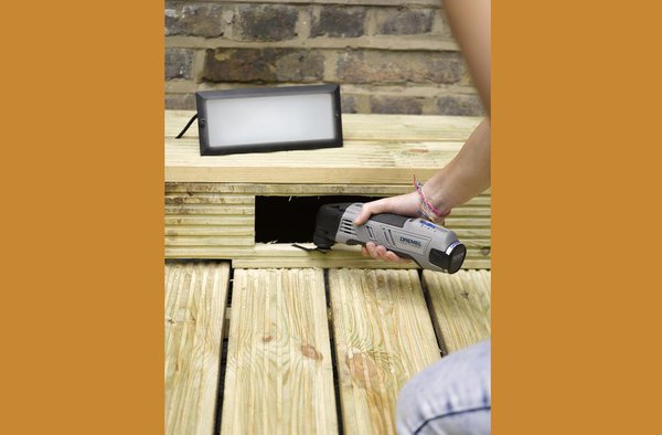 Etape 3 : lorsque vous avez découpé l’orifice pour l’encastrement de votre éclairage, poncez les parties irrégulières au moyen du Multi-Max avec le plateau de ponçage à fixation auto-agrippante MM14 et l’abrasif pour bois MM70. Introduisez le câblage dans l’orifice et encastrez votre nouvel éclairage solidement en position.  Conseil : lorsque tous vos luminaires sont en position, veuillez consulter les instructions du fabricant de luminaires et suivre ses conseils en matière d’installation électrique.