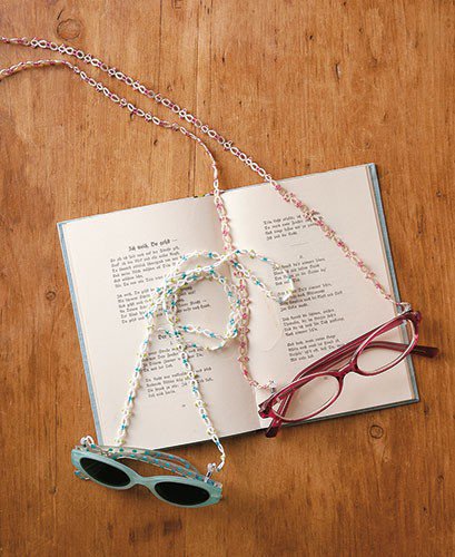 On a toujours besoin de liens pour retenir ses lunettes, cette chaîne est réalisée en cordonnet spécial n° 30 DMC avec des perles et deux navettes.