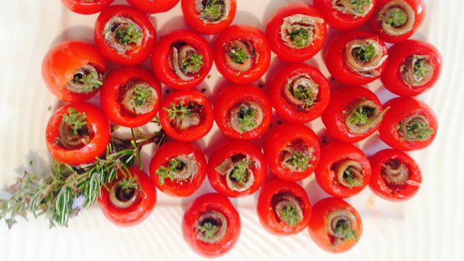 Délicieuse association que ces petites tomates cocktail garnies d'un filet d'anchois, d'une goute d'huile d'olive et d'un brin de thym.