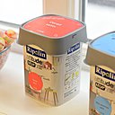 La peinture existe en 18 teintes, 9 couleurs pops, et 9 couleurs intemporelles.