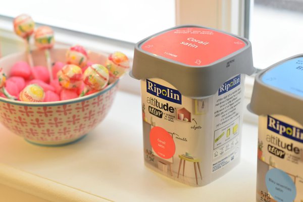 La peinture existe en 18 teintes, 9 couleurs pops, et 9 couleurs intemporelles.