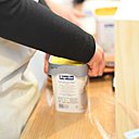 D'un simple déclic aux angles, le pot s'ouvre facilement sans besoin d'outil.