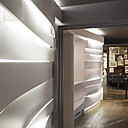 La sculpture magistrale qui court sur le mur comme pour guider le visiteur.