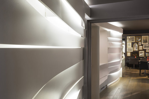 La sculpture magistrale qui court sur le mur comme pour guider le visiteur.