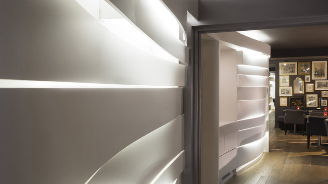 La sculpture magistrale qui court sur le mur comme pour guider le visiteur. La sculpture magistrale qui court sur le mur comme pour guider le visiteur.