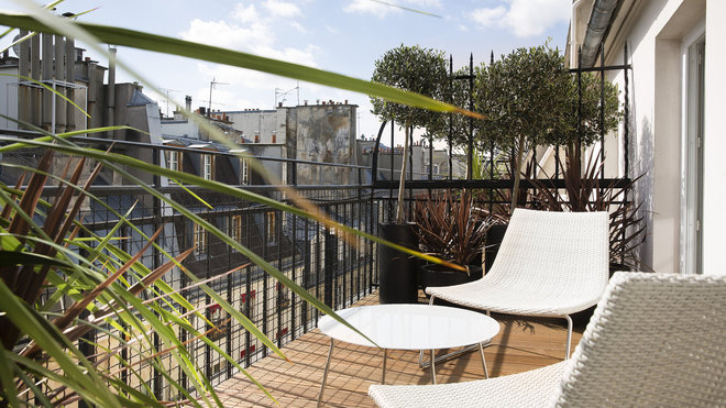 La terrasse de la chambre 64 qui fait tout son charme. La terrasse de la chambre 64 qui fait tout son charme.