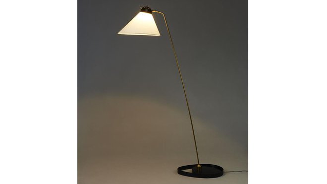 Lampadaire sur pied 183, création de Gustave Gauthier, 1954, en métal laqué, laiton poli et abat-jour en papier.