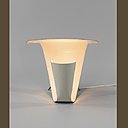 Lampe B201, création de Michel Buffet en 1952. En métal laqué et laiton. La forme s’enroule sur elle-même et renforce l’évocation d’un coquillage en créant un véritable effet d’instabilité visuelle, rattrapé par deux petits pieds arrière qui la maintiennent en équilibre. La lumière produite est entièrement réfléchie. L’œil protégé n’a pas accès à la source.